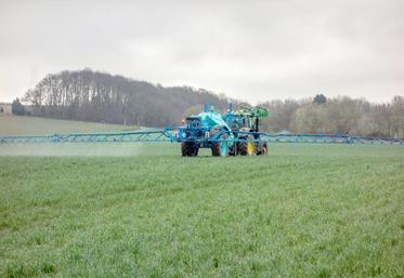 Le tribunal administratif de Rennes a suspendu l’arrêté anti-pesticides de Daniel Cueff, maire de Langouet. Mais l’affaire fait encore parler d’elle.