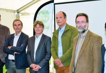 De g. à dr. : Jean-Michel Serres (LR),  François Veillerette (EELV),Fabien Roussel (PCF), Sébastien Véron (Nous, citoyens), Yves Dupille (FN), Jean-Philippe Tanguy (Debout la République).