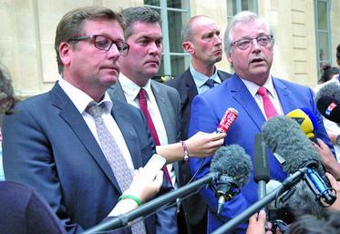 Paul Auffray, président de la FNP (au centre), et Guillaume Roué, président d'Inaporc (à droite), à la sortie de la table ronde.