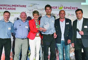Laurent Degenne (à droite), président de Frsea, aux côtés de quelques lauréats picards.