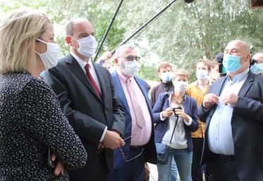 À Boves, puis à Poix-de-Picardie, Jean Castex entouré de sa ministre de la Transition écologique, Barbara Pompili et Joël Giraud, secrétaire d’État chargé de la ruralité a illustré le «en même temps» cher au président de la République, Emmanuel Macron.