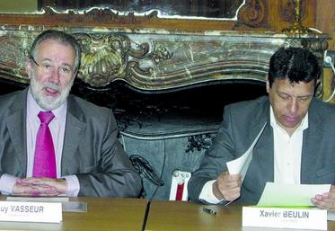 «Le travail de repérage des exploitants en difficulté est fondamental pour pouvoir ensuite construire une aide», indique Guy Vasseur, président de l’Apca. A ses côtés, Xavier Beulin.