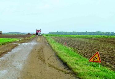 Les chantiers sont signalés par des panneaux explicites, incitant à la prudence.