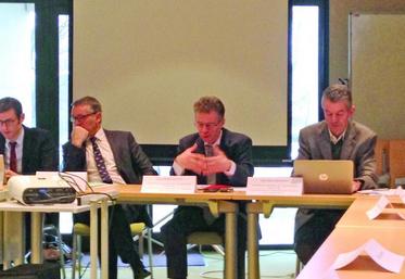 Les deux contrôleurs du ministère (à droite) conviennent de la difficulté à expliquer certaines données utilisées dans le calcul du ratio des prairies permanentes.