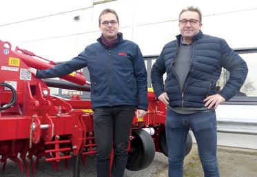Arnaud Dupuy (à d.) a notamment choisi d’acheter une fraise Grimme, car il bénéficie du service 
après-vente de son concessionnaire Agri Santerre et des conseils de Jean-Baptiste Chombart (à g.).