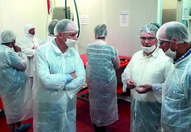 Gérald Decayeux et Eric Thorel expliquent en détail la chaîne de conditionnement des produits aux éleveurs.