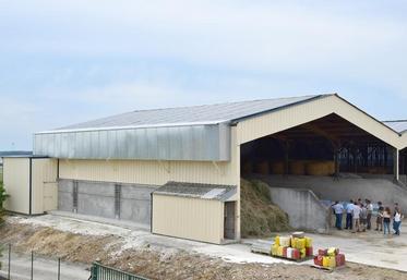 Vue d’ensemble du bâtiment qui abrite le séchoir en grange et des panneaux thermovoltaïques sur la toiture.