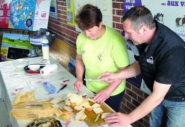 L’heure de goûter le beurre fabriqué par Chantal et François.
