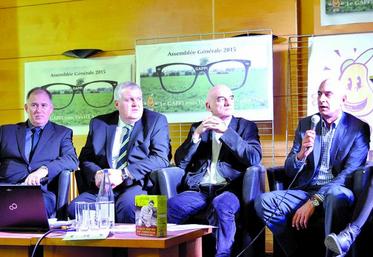 Le président du Gappi Éric Delacour aux côtés des représentants de McCain.