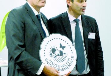 Stéphane Le Foll et Thomas Montagne présentent le logo HVE.