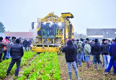 Les visiteurs de sont pressés autour de la Tiger 5 au travail.