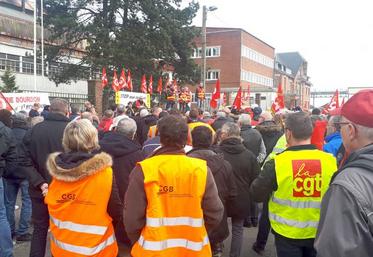 Quatre cents personnes selon la DCRG, cinq cents selon les syndicats, s’étaient mobilisées à l’appel des centrales syndicales pour manifester contre la fermeture de la sucrerie d’Eppeville.