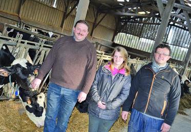 De gauche à droite : Christophe, sa fille Marie, et Adonis d’Halescourt dans leur ferme de Brettencourt.