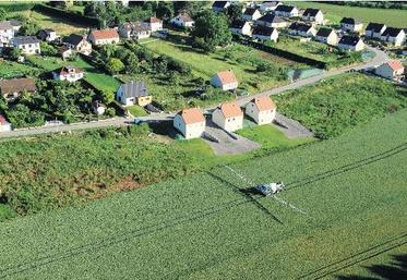 Le sol étant une ressource limitée et non renouvelable à l’échelle humaine, toute extension des sols artificialisés signifie une perte de ressources naturelles et de surfaces consacrées à d’autres usages.
