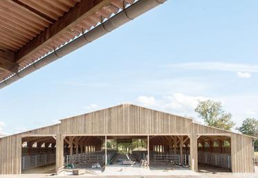 Un exemple de l’impact de la loi de finances : les bâtiments servant aux exploitations rurales sont exonérés de la taxe foncière, à condition qu’ils soient affectés à un usage agricole de manière permanente et exclusive.