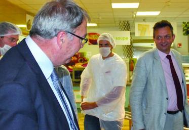 Le directeur général du Crédit agricole, Guillaume Rousseau (premier à droite), aux côtés de la délégation JA au restaurant d’entreprise.