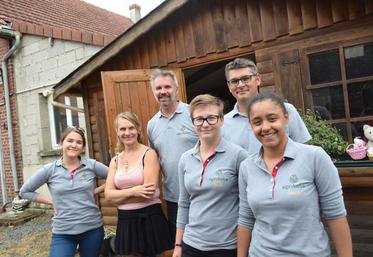 L’équipe d’Agrikolis, avec ses deux fondateurs (Cédric Guyot et Guillaume Belissent), chez Béatrice Maire (deuxième au premier plan en partant de la gauche), agricultrice à Beuvraignes.