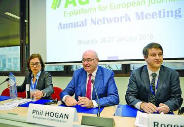 Le commissaire Phil Hogan (ici devant une assemblée de journalistes fin janvier à Bruxelles) s’est exprimé sur la situation du marché du lait européen.