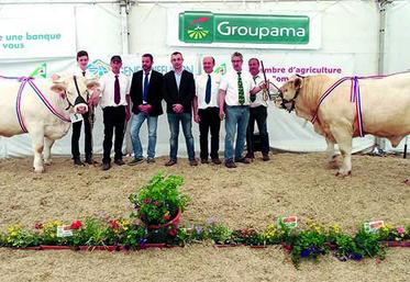 Les prestigieux grands prix d’honneur ont été attribués à Jardinière, femelle née le 8-01-2014,  986    kg de l’élevage Gervais Grare de Buigny-Saint-Maclou et à Martin S, né le 3-01-2016, 797 kg de l’élevage Agri LS (Vincent Soubry) de Vron. Au centre de la photo les juges et Olivier Parcy, président de l’association des éleveurs charolais (80-62-59-60)