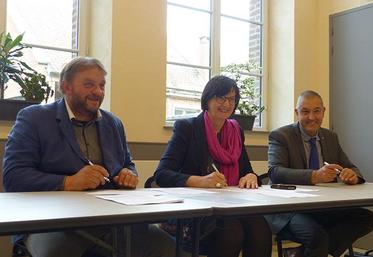 Les agriculteurs, futurs producteurs de légumes de plein champ, et REO Veiling, en charge de la commercialisation, signaient une lettre d’intention le 26 octobre qui officialisait leur partenariat.