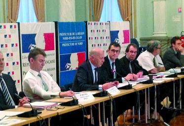 Le secrétaire général aux affaires régionales, Pierre Clavreuil (au micro, au centre), redonne le déroulé de la procédure de concertation.