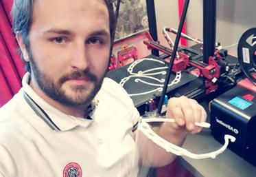 Alexandre Lesot devant l'imprimante 3D qui lui sert à fabriquer des visières de protection.