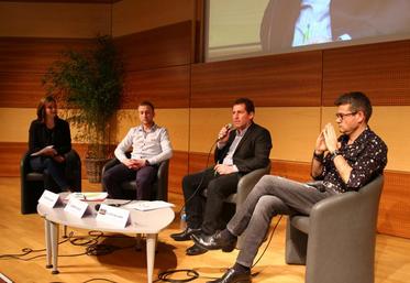 Les trois intervenants, de gauche à droite : Grégoire Leleu, agriculteur à Saint-Fuscien, Jérôme Volle, vice-président de la FNSEA et Olivier Dauvers, expert de la grande distribution.