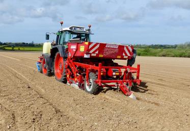 Dominique Riquet a acheté une planteuse à courroies, équipée d’un dickers, pour limiter le ruissellement de l’eau, et d’un système de fertilisation localisée.