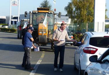 Les agriculteurs faisaient une action de communication aux consommateurs devant des hypermarchés E.Leclerc de la Somme.