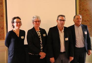 De gauche à droite : Elise Bourmeau, directrice de l’UFS, Laurence Carré, responsable des stations de semences d’Agrial, Pascal Mombled, directeur général de Semences de France, et Denis Gentilhomme, directeur des sites Limagrain Europe et France.