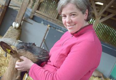 Comme avec ses vaches laitières, Claire Maison aime à caresser et embrasser ses chèvres, qui le lui rendent bien.