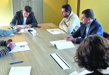 Echanges entre Luc Maurer et une délégation JA Hauts-de-France, dans les locaux de la Draaf, à Amiens, le 17 janvier dernier.