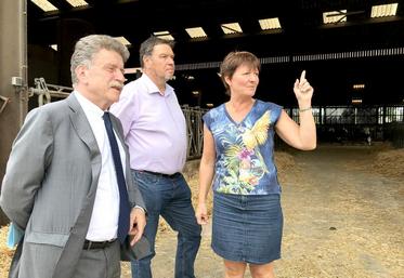Michel Lalande, préfet du Nord et des Hauts-de-France, Laurent Verhaeghe, président de la FDSEA 59, et Christine Delefortrie, éleveuse dans la plaine de la Lys. 