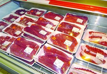 Le rapport de l’Observatoire montre que la marge nette du rayon boucherie est négative. Le poids des charges salariales serait une des principales explications.