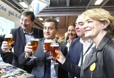 Jean-Michel Serres, Christophe Buisset et Marie-Sophie Lesne, qui entourent ici Gérald Darmanin, ministre de l’Action et des Comptes publics, ont profité du Sia pour réaffirmer leur soutien aux professionnels du monde agricole.