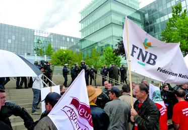 Les éleveurs sont allés dénoncer devant le siège social de Leclerc à Ivry-sur-Seine près de Paris la guerre des prix qui tue l'économie.