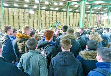 Les jeunes en visite d’exploitation. Marc Alexandre Delcourt témoigne sur son installation.