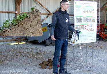 Le mini-profil 3D, qui consiste à prélever un bloc de sol à l’aide des palettes d’un chargeur télescopique, permet un diagnostic rapide de l’état structural du sol en surface et en profondeur. 