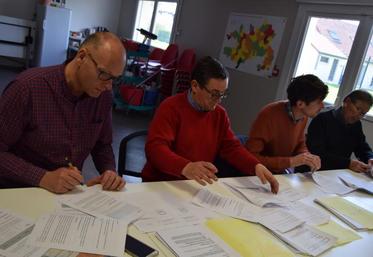 Signature du contrat entre les trois agriculteurs et le Siep du Santerre représenté par Philippe Cheval (à dr.).