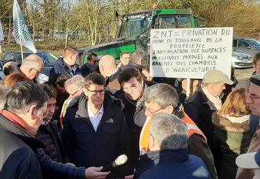Luc Maurer (au centre) lors d'un échange avec la profession agricole sur le sujet des ZNT, à Amiens, en janvier dernier.