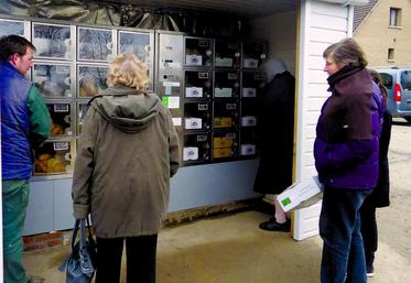 Adrien Bled explique le fonctionnement de son distributeur.