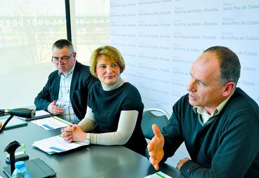 De g. à dr. : Christophe Buisset, président de la Chambre régionale d’agriculture Nord-Pas-de-Calais-Picardie ; Marie-Sophie Lesne, vice-présidente du Conseil régional Nord-Pas-de-Calais-Picardie, en charge de l’agriculture et de l’agroalimentaire ; Ludovic Cauchois, président du GIE Lait-Viande Nord-Picardie.