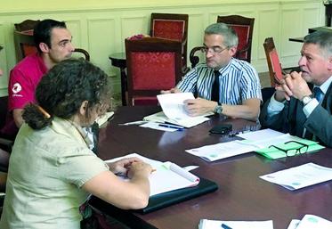 Les représentants de la profession (à gauche) ont présenté au préfet Philippe De Mester (à droite) et au directeur de la DDTM Jacques Banderier l’ampleur de la crise et les attentes vis-à-vis de l’Etat.