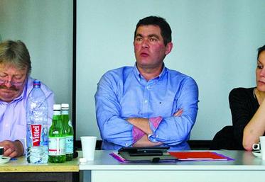 Pour Paul Auffray (au centre) «les éleveurs français sont reconnus pour leur performance et leur technicité, 
mais le renouvellement des générations est inexistant, on perd 300 élevages par an et la production a dévissé de 10 %». 
Ils est entouré de Jeff Trebaol et Caroline Tailleur.