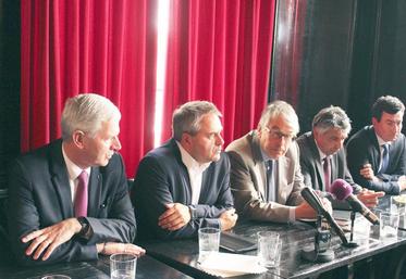 Entouré des présidents des conseils départementaux, Xavier Bertrand, président des Hauts-de-France, annonce que la Région se porte garante de l’emprunt pour la construction du canal Seine-Nord.