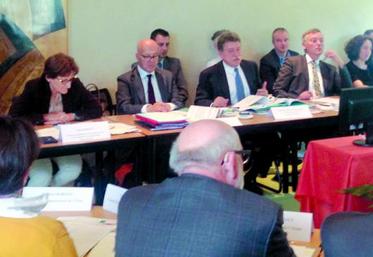 Le préfet de région, Michel Lalande (au centre) a présidé la première COREAMR Hauts-de-France.