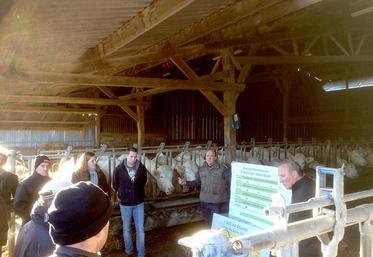 Olivier Parcy du Gaec du Bois Roland présente les orientations 
et résultats génétiques du troupeau.