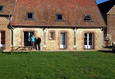 Propriétaire et étudiants locataires devant l’un des logements loués.