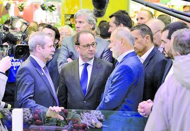 Visite de François Hollande au Salon de l’agriculture 2016. On reconnaît Jacques Rouchaussé, président de Légumes de France, Stéphane Le Foll, ministre de l’Agriculture, Bruno Dupont, président d’Interfel, et Xavier Beulin, président de la FNSEA.