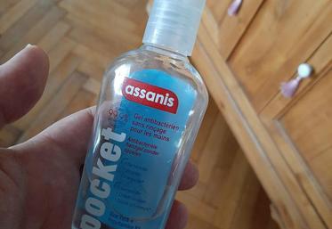 Trouver du gel hydro-alcoolique n'est pas simple en raison d'une forte demande et des fabrications tendues.